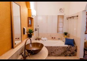 Ванная комната в Aguada Anchorage - The Villa Resort, Candolim