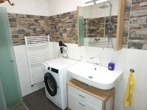 Ein Badezimmer in der Unterkunft "FÜRSTENHAUS" EG Hofgeismar-Zentrum!