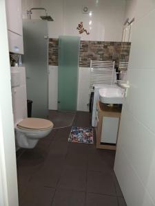 Ein Badezimmer in der Unterkunft "FÜRSTENHAUS" EG Hofgeismar-Zentrum!