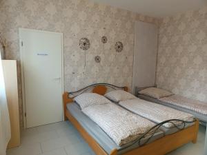 Ein Bett oder Betten in einem Zimmer der Unterkunft "FÜRSTENHAUS" EG Hofgeismar-Zentrum!