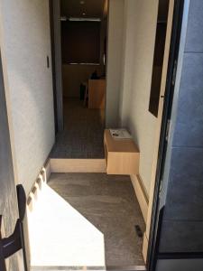 an empty hallway with a box in a room at Onyado Tsutaya in Kiso