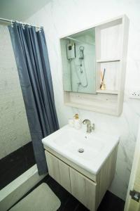 Koupelna v ubytování Cozy in Nimman Heart at doorstep