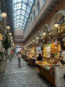 Supermarket nebo jiné obchody v  apartmánu nebo okolí