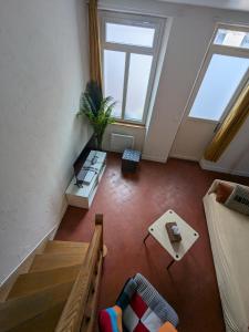 an overhead view of a living room with two windows at Maisonnette cosy Côté forêt in Villiers-sous-Grez