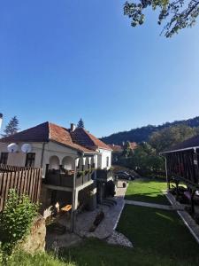 a white house with a yard with a fence at Vila Bogdanovic in Kalna