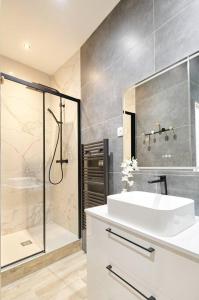 Koupelna v ubytování Le Viennet by Paul Riquet 1609 Residences + 10 fotografií