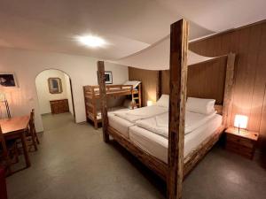 克洛斯特斯瑟纽斯Spacious Studio in Swiss Alps的一间卧室，配有两张双层床和一张书桌
