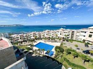 una vista aerea di un resort con piscina di Cosy Elegant Piscine a proximite a Tangeri