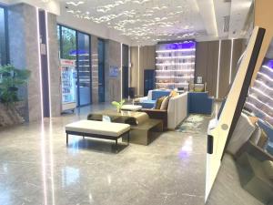 Tuke Hotel Shanghai Hongqiao Center Branch的电视和/或娱乐中心