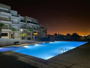 una grande piscina di fronte a un edificio di notte di Cosy Elegant Piscine a proximite a Tangeri