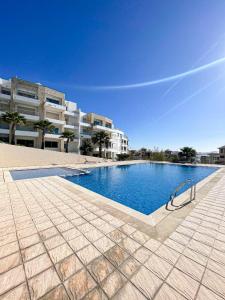una grande piscina di fronte a un edificio di Cosy Elegant Piscine a proximite a Tangeri