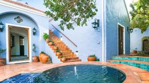una piscina frente a una casa con escaleras en Milkwood Beach Villa, en Wilderness