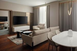 TV a/nebo společenská místnost v ubytování Courtyard by Marriott Yerevan