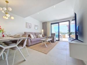 una sala de estar con un sofá y una mesa en La Llana Beach MDC - 3210, en Mar de Cristal