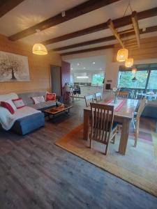 Χώρος καθιστικού στο Chalet au bois des écureuils classé trois étoiles.
