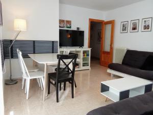 una sala de estar con una mesa y un sofá en Tena Biescas Tourist Home, en Biescas