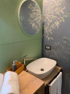 Un baño con un lavabo blanco y un espejo. en Foyer Grand Ru, en Courmayeur 18 fotos más