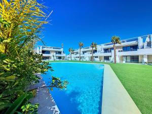 una imagen de una piscina frente a un edificio en La Llana Beach MDC - 3210, en Mar de Cristal