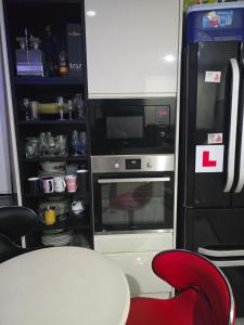 Kuchyň nebo kuchyňský kout v ubytování AlphaAde Homes