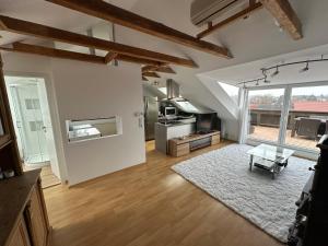 a large living room with a table and a kitchen at Helles, modernes Appartement in Nuremberg