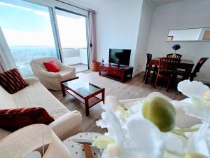 ein Wohnzimmer mit Sofa und Tisch in der Unterkunft VV La Caracola "by henrypole home" in Breña Baja