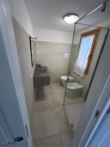łazienka z umywalką i toaletą w obiekcie Villa Anna w mieście Costa Rei +33 zdjęcia