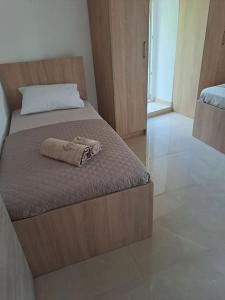 Una cama con dos toallas en una habitación en Stara kamena kuca Lustica, en Luštica 15 fotos más