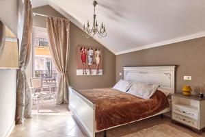 une chambre avec un lit et un lustre dans l'établissement GreenHill Scenic Apartment, à Gornji Orahovac 42 autres photos