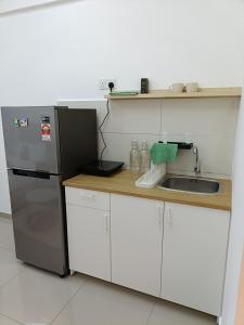 Kuchyň nebo kuchyňský kout v ubytování Edusentral Setia Alam Shah Alam