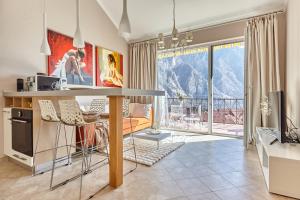 Il comprend une cuisine et un salon offrant une vue sur les montagnes. dans l'établissement GreenHill Scenic Apartment, à Gornji Orahovac