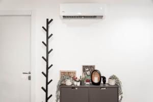 a room with a dresser and a air conditioner at Ca' San Marco - Residenza di Lusso a Due Passi dalla Basilica in Vicenza