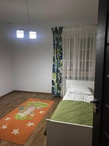 a small bedroom with a bed and a rug at Dworek Kolorado dom 180 m2 na wyłączność - wyposażony in Klimki