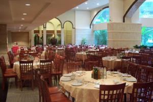 A restaurant or other place to eat at Grand Mandarin Betong Hotel