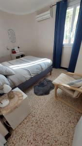 Posteľ alebo postele v izbe v ubytovaní à 10mn des arènes f2 au calme avec garage gratuit