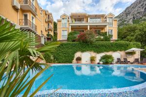 une piscine devant un bâtiment dans l'établissement GreenHill Scenic Apartment, à Gornji Orahovac