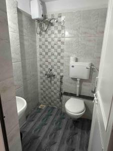 プネにあるSunflower Pvt Studio Room in Koregaon Park with AC WiFi Smart TVのトイレと洗面台のある小さなバスルーム