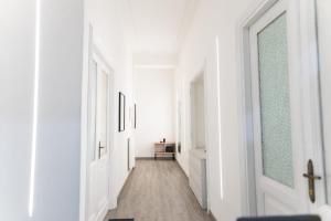 um corredor vazio com paredes brancas e uma janela em TouristAccommodationR&DSanPietro em Roma