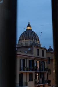 um edifício com uma cúpula em cima em TouristAccommodationR&DSanPietro em Roma