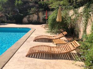 A piscina localizada em L’appartement - Jardin Secret ou nos arredores