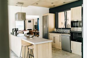 Kuchyň nebo kuchyňský kout v ubytování Villa Montplaisir 180m2, jacuzzi, parc de 20000m2