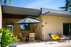 Patio nebo venkovní prostory v ubytování Villa Montplaisir 180m2, jacuzzi, parc de 20000m2