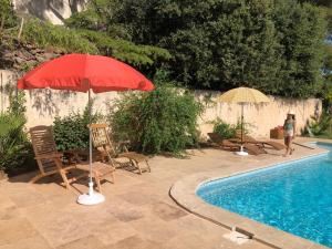 A piscina localizada em L’appartement - Jardin Secret ou nos arredores