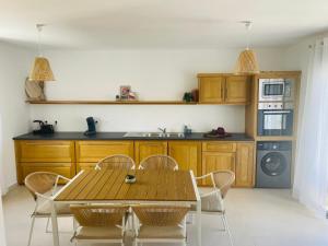 Kuchyň nebo kuchyňský kout v ubytování Résidence Les Alizées