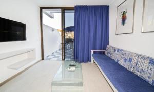TV a/nebo společenská místnost v ubytování Apartamentos Monte Verde