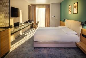TV a/nebo společenská místnost v ubytování B1 Downtown Hotel