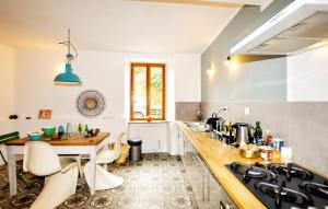 una cocina con una mesa y una estufa horno superior en 3 Bedroom Beautiful Home In Castelreng, en Castelreng