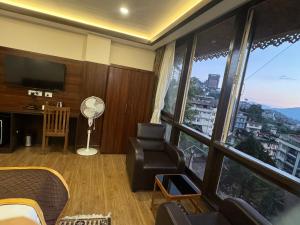 Μια τηλεόραση ή/και κέντρο ψυχαγωγίας στο Hotel Lha-yul nearby MG Road Gangtok