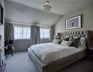a large bedroom with a large bed with white sheets at The Knitters House - Luxury 3 Bedroom Property in Nottingham