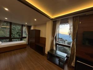 Μια τηλεόραση ή/και κέντρο ψυχαγωγίας στο Hotel Lha-yul nearby MG Road Gangtok