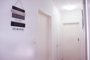 un cartel en una pared al lado de una puerta en Affordable Decent Private Room In a Shared Apartment with a Pool, en Sandton 5 fotos más